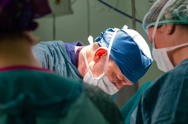 Médico Concentrado Asistente Durante Una Operación Histerectomía Hospital Retrato Del —  Fotos de Stock