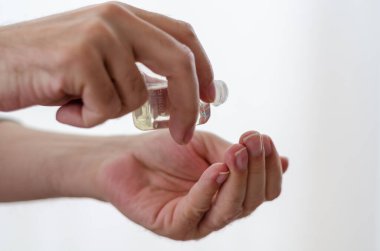 Adam eline Türk limonlu parfüm döküp elini dezenfekte ediyor ve virüsleri öldürüyor.