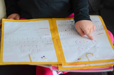 Küçük kız Arap alfabesini öğreniyor..