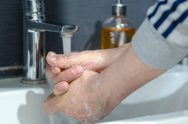 Ten Człowiek Myje Rękę Mydłem Uchronić Przed Pandemią Koronawirusów — Zdjęcie stockowe