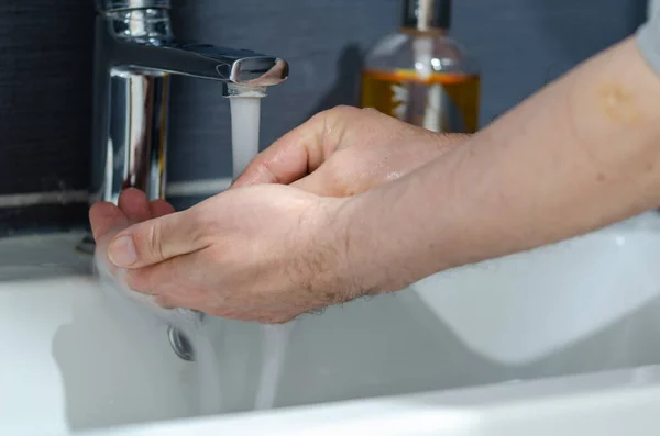 Homem Está Lavar Mão Com Sabão Para Proteger Pandemia Coronavírus — Fotografia de Stock