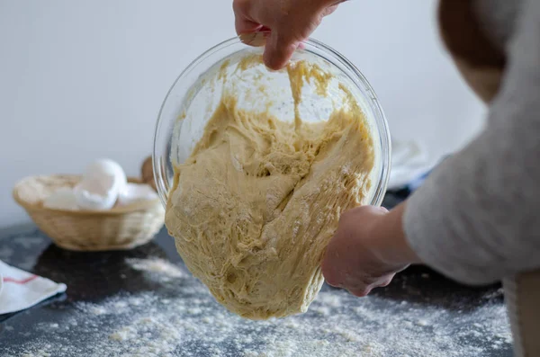Διαδικασία Παρασκευής Ζύμης Για Ψωμί Στην Κουζίνα — Φωτογραφία Αρχείου