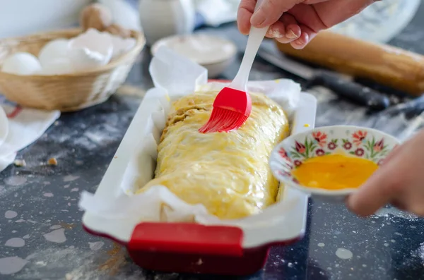 Mujer Está Aplicando Yema Los Huevos Panadería Primer Plano Imágenes de stock libres de derechos