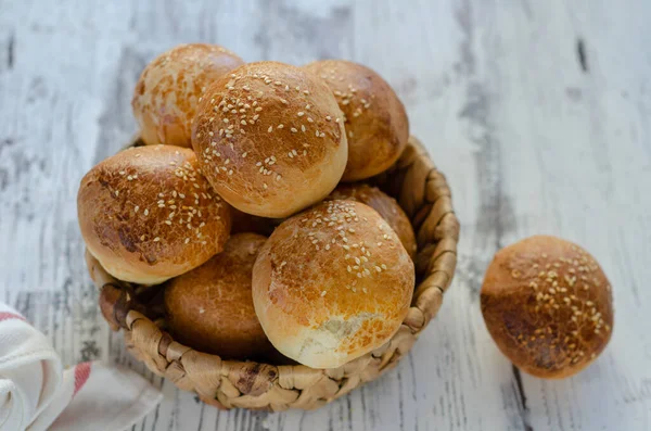 Hemlagade Hamburgerbullar Träbordet — Stockfoto