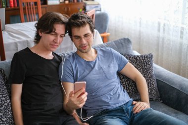 İki kardeş, Corona 'da babalarıyla telefonda video sohbeti yapıyorlar. Mutlular ve gülümsüyorlar..