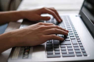 Dizüstü bilgisayarın klavyesinde yazan elleri kapat. Karantina karantinasında evden çalışıyor. Sosyal Mesafe Öz İzolasyonu