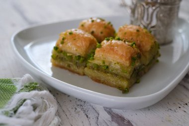 Geleneksel Türk Tatlısı ve Türk kahvesi oryantal kahve fincanında Tahta Masa üzerinde,