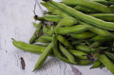 Beyaz masadaki kapsülde taze fasulye var. Yaklaş.