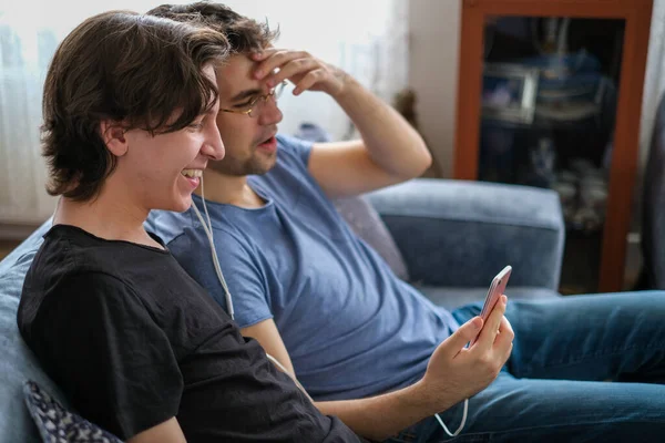 Dos Hermanos Están Conversando Vídeo Por Teléfono Inteligente Con Padre —  Fotos de Stock