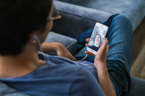 Primer Plano Una Mano Masculina Sosteniendo Teléfono Inteligente Durante Una Fotos de stock