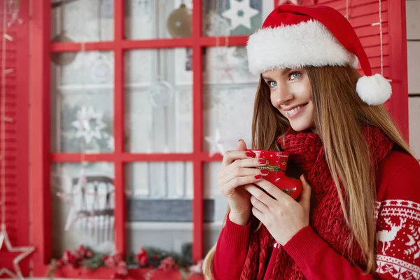 Noel Baba şapkalı kız