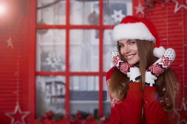 Mädchen mit Weihnachtsmann-Hut — Stockfoto