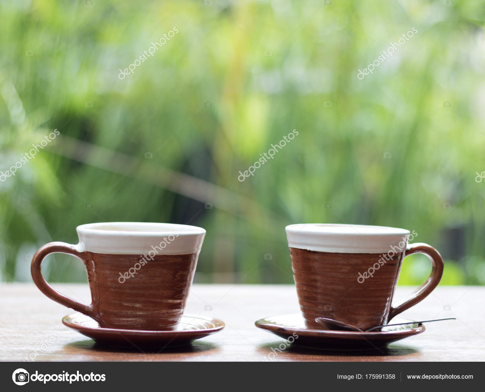Ein paar Tassen Kaffee, Kaffee trinken im Garten