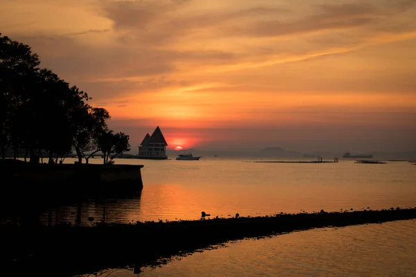 Coucher de soleil avec bateau, coucher de soleil à Sriracha Chonburi Thaïlande, marée — Photo