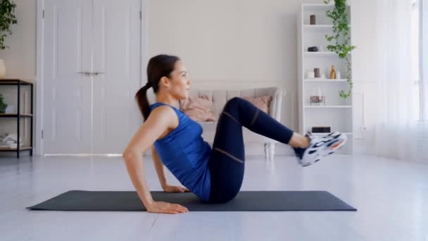 Pretty brunette performs an exercise on the abdominal muscles. — Stock Footage Pretty brunette performs an exercise on the abdominal muscles. Stock Video