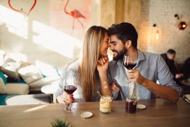Güzel romantik çift kırmızı şarap içme. Yıldönümü, Sevgililer günü kutlama Çift.