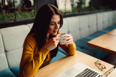 Güzel esmer kahve sahiptir.