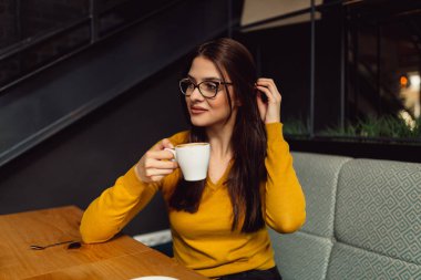 Gözlük ile Gorgeous esmer kahve sahiptir.