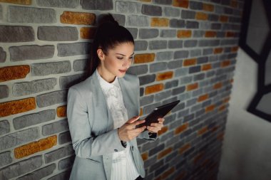 Şirin işkadını tablet bilgisayar kullanarak.