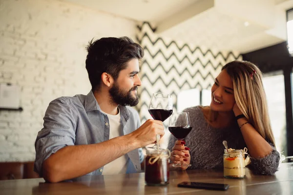 Couple Clink Glasses Red Wine Date Casual Outfit Cafe Couple — Stock Photo, Image