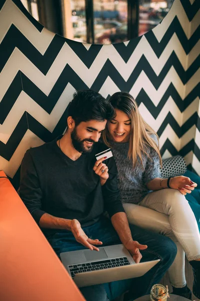 Couple Shopping Online Together — Stock Photo, Image