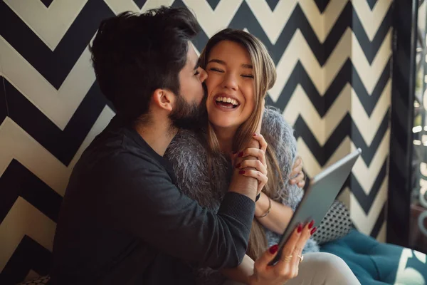 Casal Positivo Usando Tablet Digital Café Bonito Homem Beijando Sua — Fotografia de Stock