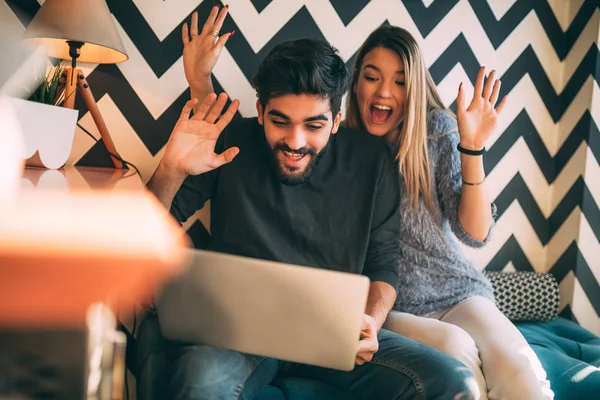 Jonge Schattig Liefdevol Paar Video Praatje Chatten Met Vrienden Verbaasd — Stockfoto