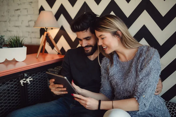 Glückliches Paar Surft Auf Tablet Computer Internet — Stockfoto