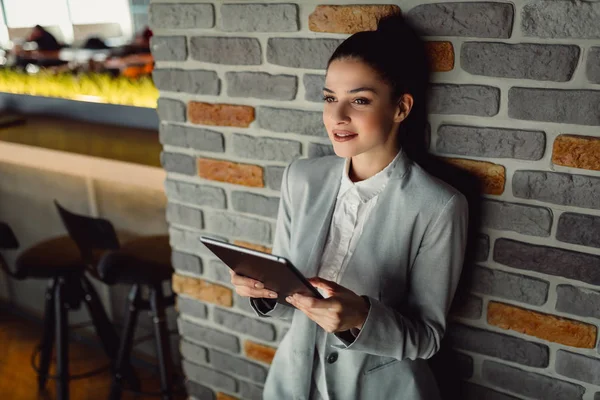 Bastante Mujer Negocios Usando Tableta — Foto de Stock