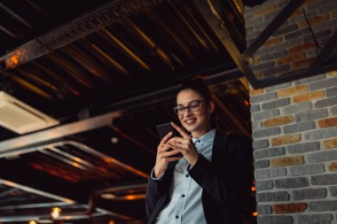 Güzel iş kadını telefon kullanma.