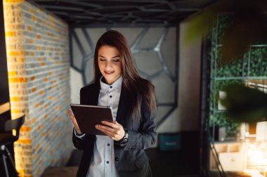 Tablet bilgisayar kullanırken güzel Yöneticisi portresi.