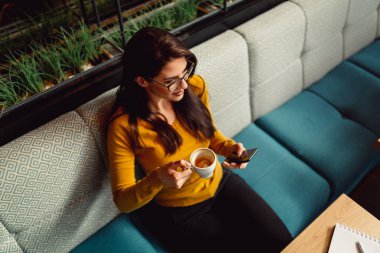 Güzel bir genç esmer kadının kahve görünümünü en iyi açı.