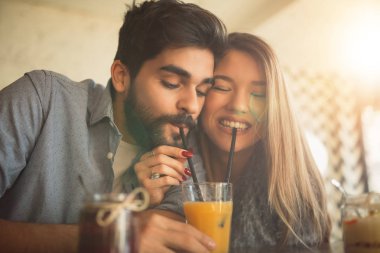 Çift Cafe portakal suyu paylaşımı.