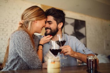 Close-Up romantik anlar, Sevgililer günü veya yıl dönümü kutluyor kırmızı şarap içme sahip güzel bir Romantik Çift.