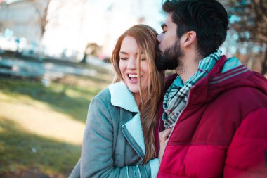 Parkta yürüyen mutlu çift..