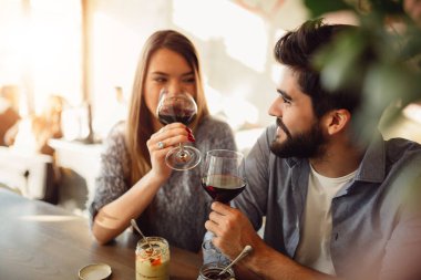 Kafede şarap içme sırasında Romantik Çift portresi.