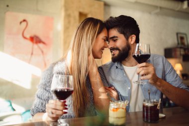 Genç çekici çift romantik anlar vardır.