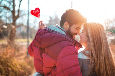 İki sevgi mutluluk anları zevk. Aşk, dating, romantizm. Sevgililer günü.