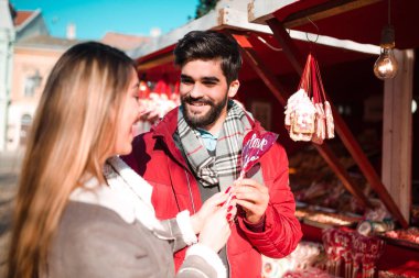 İki aşık. Delikanlı kız arkadaşıyla Sevgililer günü için bir hediye şaşırttı. İlişkiler, aşk, dating.