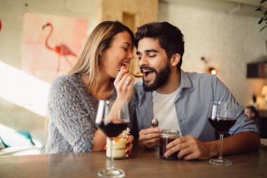 Cafe, Cafe, pasta ile sevgilisi besleme kız şarap içme ve Sevgililer günü kutlama romantik anlar sahip güzel Çift.