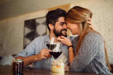 Genç çekici çift romantik anlar vardır.