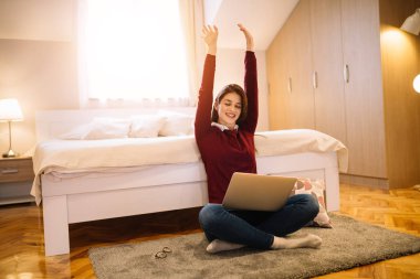 Genç kız onun sınavları hakkında çok güzel bir haber duydum. Sınavı geçti kız.