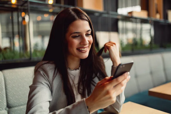 Szép Üzletasszony Használ Szúró Telefon — Stock Fotó