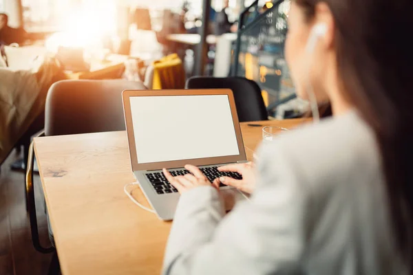 Cafe ile laptop, kadın bir blog yazmaya çalışıyor. Eller klavye