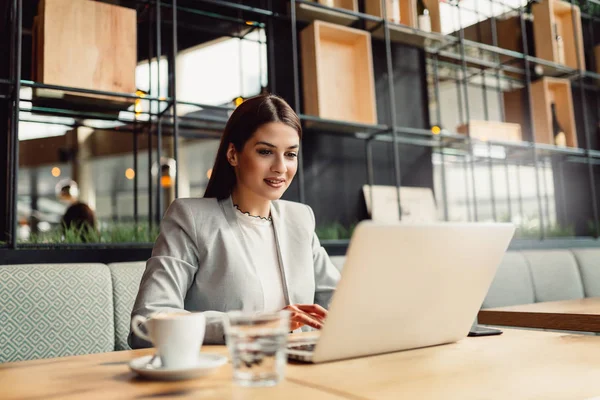 Young Business Woman Using Laptop Business Online Business Concept — Stock Photo, Image