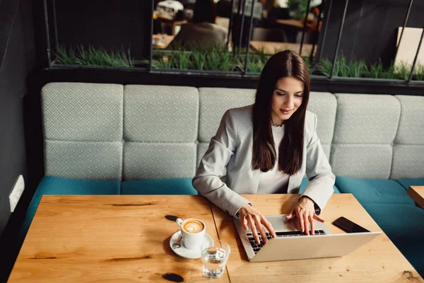Pretty Business Woman Working Online — Stock Photo, Image