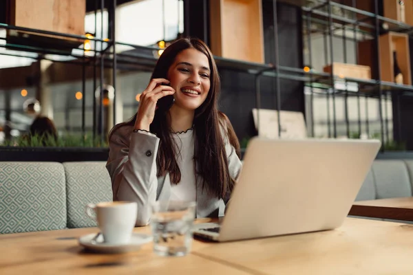 Geschäftsfrau Spricht Über Handy Und Arbeitet Online — Stockfoto