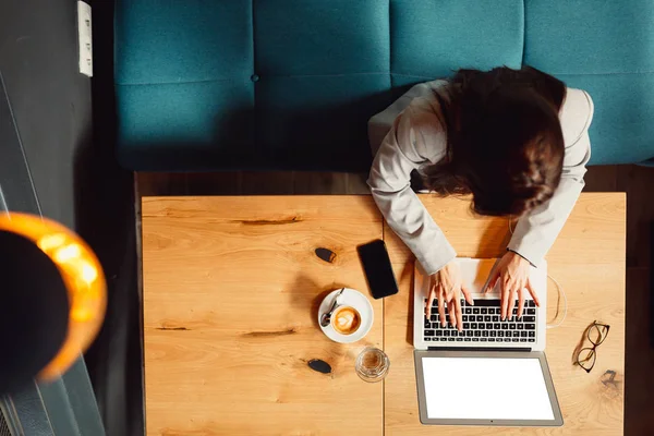 Top Angle View Brunette Business Woman While Working Computer — стоковое фото