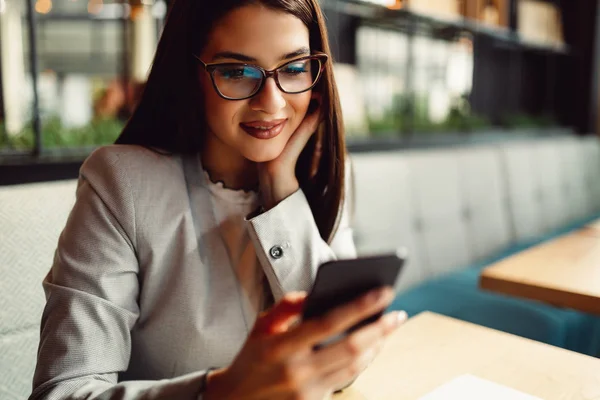 Bir Cep Telefonu Tutan Güzel Kadını — Stok fotoğraf