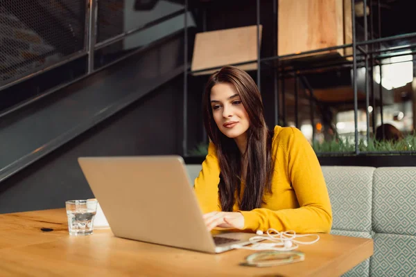 Una Chica Bonita Usando Una Computadora Chica Navegando Internet —  Fotos de Stock